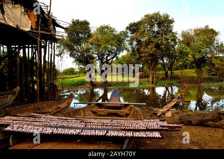 Vista del sorprendente villaggio galleggiante di Kampong Khleang sulle rive del lago Tonle Sap Foto Stock