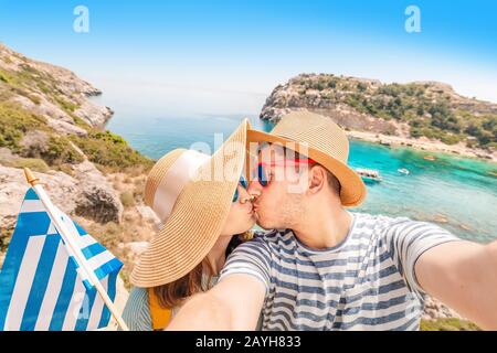 Un paio di uomini europei e una donna asiatica sono venuti in luna di miele per una vacanza al villaggio turistico dell'isola greca Foto Stock