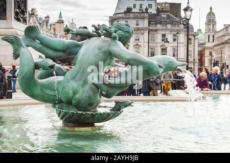 Londra, Regno Unito - 29 ottobre 2017: I turisti si trovano vicino alla Fontana di Trafalgar Square Foto Stock