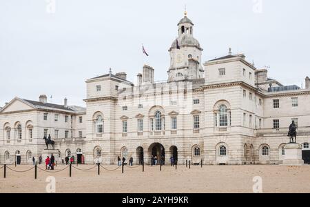 Londra, Regno Unito - 31 ottobre 2017: I turisti camminano sulla piazza delle Guardie a Cavallo, punto di riferimento storico nella città di Westminster, Londra Foto Stock