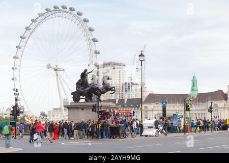 Londra, Regno Unito - 31 ottobre 2017: Vista di Londra con i turisti a piedi vicino Boadicea e Il suo gruppo scultoreo di bronzo Figlie e London Eye gigante Foto Stock