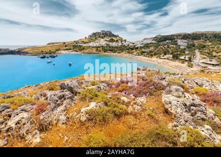 Famosa attrazione turistica e punto di riferimento - il paesaggio della città di Lindos. Viaggio e destinazione di vacanza a Rodi, Grecia. Foto Stock