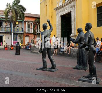 Sculture in bronzo di eroi indipendenti fuori dalla chiesa su Plaza de la Santissima Trinidad (Piazza Trinidad) a Getsemani, Cartagena, Colombia Foto Stock