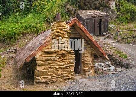 Capanna del 19th secolo al villaggio di insediamento cinese, costruita dagli immigrati cinesi, minatori d'oro, in Arrowtown, regione di Otago, Isola del Sud, Nuova Zelanda Foto Stock