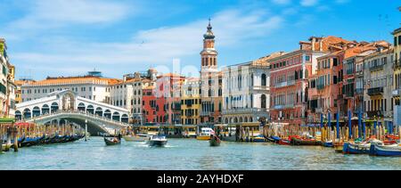 Ponte Di Rialto Sul Canal Grande, Venezia, Italia. E' un famoso punto di riferimento di Venezia. Panorama della città vecchia di Venezia in estate. Paesaggio urbano di Venezia con Foto Stock