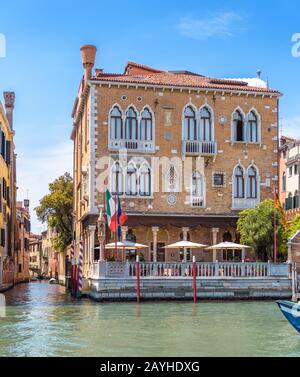 Paesaggio Urbano Di Venezia, Italia. Vintage hotel o edificio residenziale in estate Venezia. Vecchia casa come un palazzo sul Canal Grande. Bella architettura Foto Stock