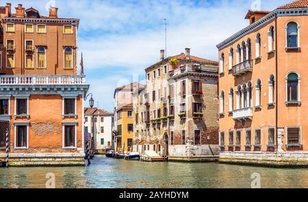 Paesaggio Urbano Di Venezia, Italia. Alberghi d'epoca o edifici residenziali d'estate Venezia. Vecchie case sul Canal Grande nel centro di Venezia. Storico a Foto Stock