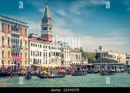 Venezia, Italia - 18 maggio 2017: Vista panoramica del molo di San Marco dal mare di Venezia. Panorama soleggiato del terrapieno di Venezia. Le gondole Foto Stock