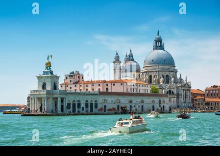 Venezia, Italia - 18 maggio 2017: I taxi d'acqua navigano lungo il Canal Grande di Venezia. Le barche a motore sono il principale mezzo di trasporto a Venezia. Santa Maria della Foto Stock