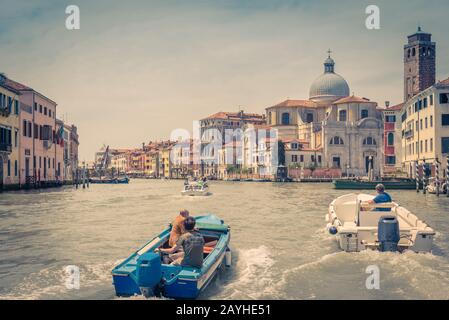 Venezia, Italia - 18 maggio 2017: Le barche a motore navigano lungo il Canal Grande. Le barche a motore sono il principale mezzo di trasporto a Venezia. Foto Stock