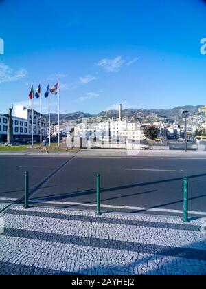 Paesaggio urbano e strada principale nella zona marina di Funchal al sole, Madeira, Portogallo, Unione europea Foto Stock