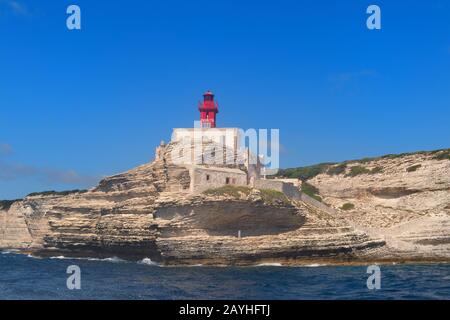 Faro Madonetta sulla costa dell'isola Corsica vicino Bonifacio Foto Stock