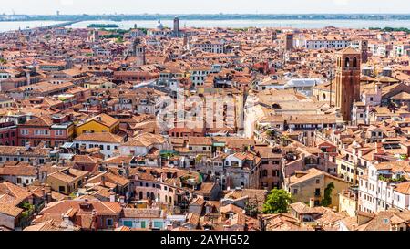 Panorama di Venezia tratto dall'alto, Italia. Skyline di Venezia in estate. Paesaggio urbano di Venezia con tetti di tegole rosse. Centro storico europeo di sfondo. Antenna vi Foto Stock