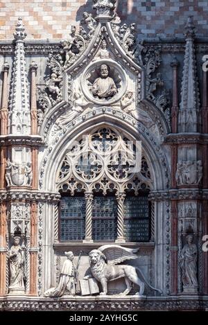 Decorazione Del Palazzo Ducale, Venezia, Italia. E' uno dei principali punti di riferimento di Venezia. Dettaglio di lusso dell'esterno del Palazzo Ducale. Ornat Foto Stock