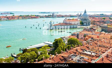 Veduta panoramica aerea di Venezia. Il mare Adriatico e la laguna veneta. Skyline di Venezia. Paesaggio urbano e paesaggistico di Venezia in estate. Romantica wa Foto Stock