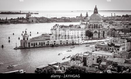 Veduta panoramica aerea di Venezia in estate, Italia. Skyline di Venezia in bianco e nero. Basilica di Santa Maria della Salute, Canal Grande e mare a sunn Foto Stock