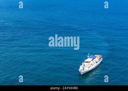 La nave turistica naviga nel Mar Nero, Crimea, Russia. Vista aerea marina in estate. Condimento con vaso lone. Panorama panoramico del mare e della nave. Con Foto Stock