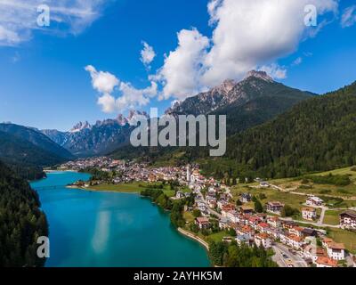 Veduta aerea del lago di Santa Caterina e del comune di Auronzo di Cadore, Dolomiti Foto Stock