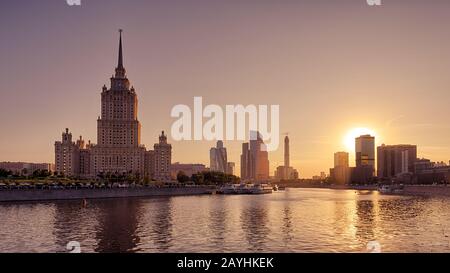 Vista panoramica di Mosca al tramonto, Russia. Bellissimo paesaggio urbano di Mosca con alto edificio del Radisson hotel (ex Ucraina) in estate evenin Foto Stock