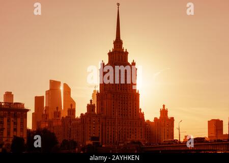 Radisson Royal Hotel (ex Ucraina) al tramonto, Mosca, Russia. E' un grattacielo stalinista e punto di riferimento di Mosca. Panorama soleggiato di Mosca Foto Stock