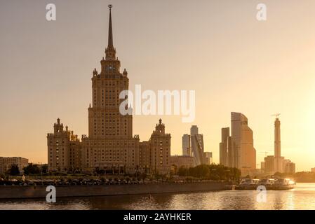 Mosca Stalin grattacielo Radisson Hotel (ex Ucraina) al tramonto, Russia. E' un punto di riferimento di Mosca. Panorama soleggiato del fiume Moskva con Mosca-Città Foto Stock