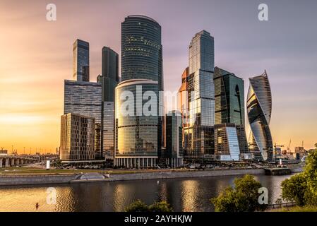 Grattacieli di Mosca-città al tramonto, Russia. Moscow-City è un quartiere commerciale del fiume Moskva. Bellissimo panorama di edifici alti e moderni di Mosca i Foto Stock