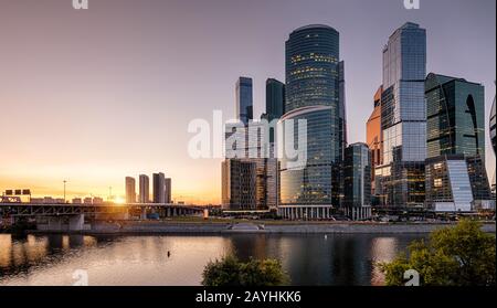 Grattacieli di Mosca-Città e ponte sul fiume Moskva al tramonto, Russia. Mosca-City è un nuovo quartiere degli affari con nel centro di Mosca. Panorama di Foto Stock