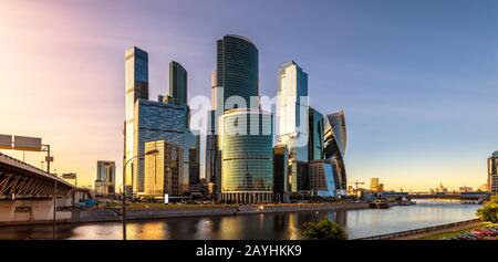 Panorama di Mosca con grattacieli di Mosca-Città al tramonto, Russia. Moscow-City è un quartiere commerciale situato sull'argine del fiume Moskva. Paesaggio Urbano Foto Stock