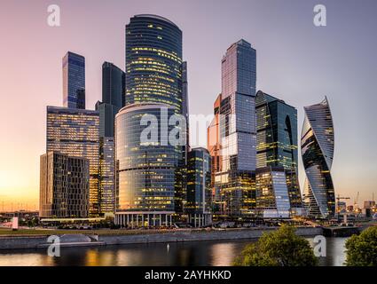 Mosca International Business Center o Moskva-City al tramonto, Mosca, Russia. Si tratta di un nuovo quartiere con grattacieli nel centro di Mosca. Panorama di Foto Stock