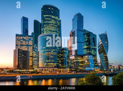 Mosca-Città al tramonto, Russia. Moscow-City è un quartiere commerciale del fiume Moskva. Vista notturna dei grattacieli commerciali e residenziali. Panorama di m Foto Stock