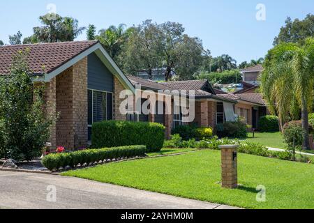 Casa australiana e giardino con piante e erba nel sobborgo di Sydney di Mona vale, nuovo Galles del Sud, Australia Foto Stock