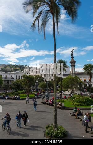 Nel cuore della Quito coloniale è la piazza principale: Plaza Grande o Plaza de la Independencia nella città di Quito, Ecuador. Foto Stock