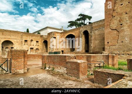 Le rovine del palazzo imperiale sul colle Palatino di Roma Foto Stock