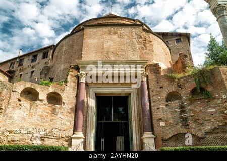 Il Tempio di Romolo (la basilica di Santi Cosma e Damiano) nel Foro Romano, Roma, Italia Foto Stock