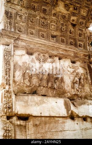 L'Arco di Trionfo di Tito dal Foro Romano. Dettaglio con la conquista romana di Gerusalemme. Roma, Italia. Foto Stock