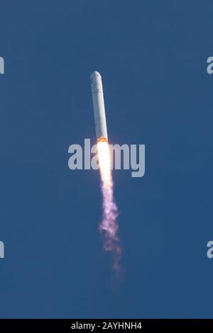 Wallops Island, Stati Uniti. 15th Feb, 2020. Il razzo Northrop Grumman Antares, con veicolo spaziale Cygnus a bordo, lancia da Pad-0A, il 15 febbraio 2020, presso La Struttura di volo Wallops della NASA in Virginia. Northrop Grumman 13th ha contratto la missione di rifornimento del carico per la NASA alla Stazione spaziale Internazionale consegnerà più di 7.500 libbre di scienza e ricerca, forniture di equipaggio e hardware del veicolo al laboratorio orbitale e al suo equipaggio. Foto NASA di Aubrey Gemignani/UPI Credit: UPI/Alamy Live News Foto Stock