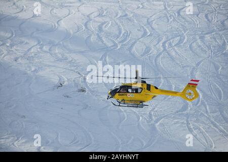 Elicottero di salvataggio in azione in inverno Foto Stock