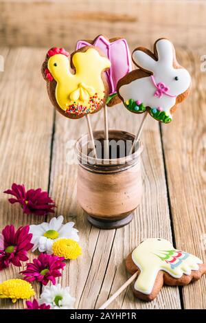 Biscotti di Pasqua uccelli e coniglio su un tavolo di legno con spazio di copia. Tema Spring Baking Foto Stock