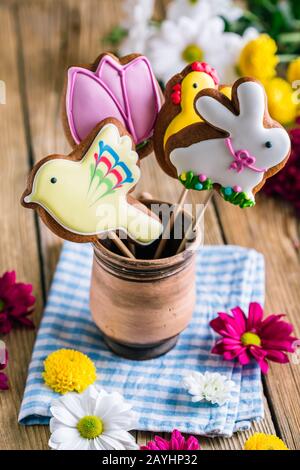 Biscotti di Pasqua uccelli e coniglio su un tavolo di legno con spazio di copia. Tema Spring Baking Foto Stock