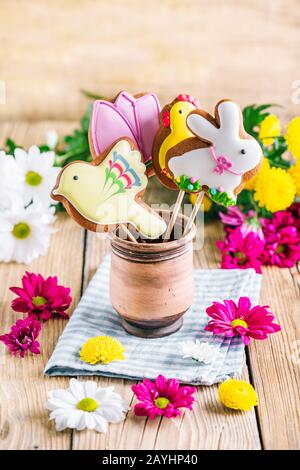 Biscotti di Pasqua uccelli e coniglio su un tavolo di legno con spazio di copia. Tema Spring Baking Foto Stock