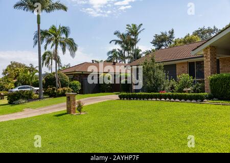 Casa australiana e giardino con piante e erba nel sobborgo di Sydney di Mona vale, nuovo Galles del Sud, Australia Foto Stock