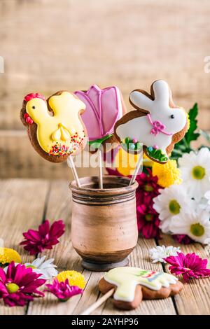 Biscotti di Pasqua uccelli e coniglio su un tavolo di legno con spazio di copia. Tema Spring Baking Foto Stock