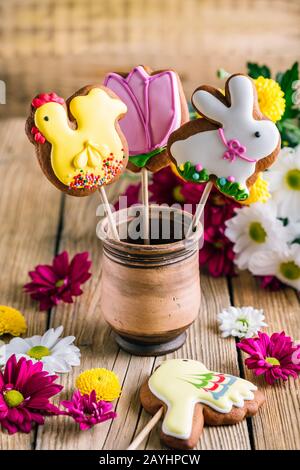 Biscotti di Pasqua uccelli e coniglio su un tavolo di legno con spazio di copia. Tema Spring Baking Foto Stock