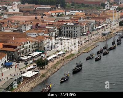 Enoteche portuali sulla riva sud del fiume Douro a Porto, Portogallo Foto Stock