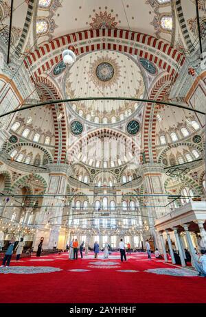 Istanbul - 26 MAGGIO: All'interno della Moschea Fatih il 26 maggio 2013 a Istanbul, Turchia. La Moschea Fatih (Moschea del Conquistatore) è uno dei più grandi exa Foto Stock