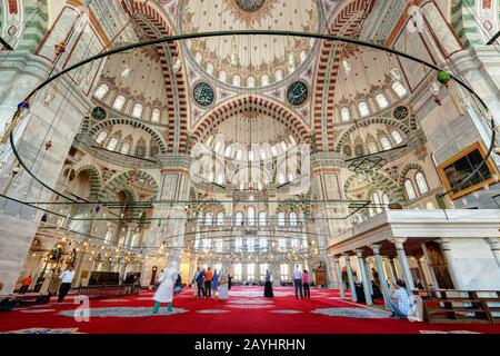 Istanbul - 26 MAGGIO: All'interno della Moschea Fatih il 26 maggio 2013 a Istanbul, Turchia. La Moschea Fatih (Moschea del Conquistatore) è uno dei più grandi exa Foto Stock