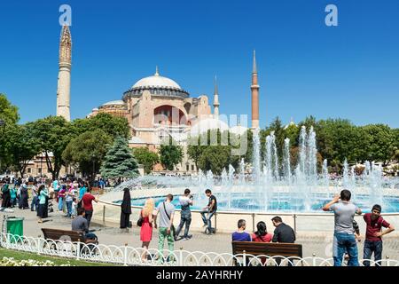 Istanbul - 26 MAGGIO 2013: I turisti camminano vicino a Hagia Sophia il 26 maggio 2013 a Istanbul, Turchia. Hagia Sophia è il più grande monumento di Cu bizantino Foto Stock