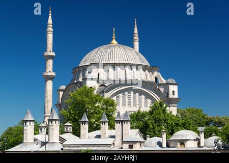 Vista della Moschea Nuruosmaniye di Istanbul, Turchia Foto Stock