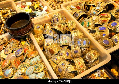 Istanbul - 27 MAGGIO 2013: Gioielli orientali venduti nel Grand Bazaar il 27 maggio 2013 a Istanbul, Turchia. Il Grand Bazaar e' il piu' vecchio e il piu' grande Foto Stock