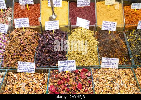 Spezie orientali e tè al Grand Bazaar di Istanbul, Turchia Foto Stock
